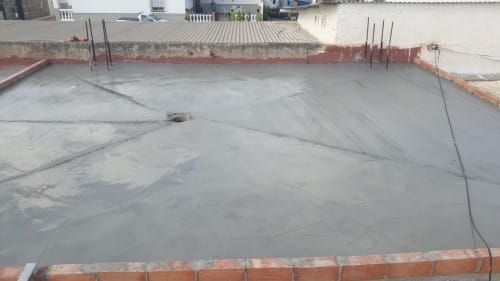 una terraza antes de impermeabilizarla
